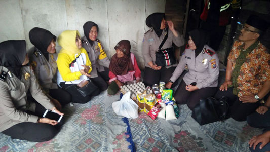 Disambangi Tim Jum’at Barokah Polresta Pekanbaru, Nenek Roslaini Terharu