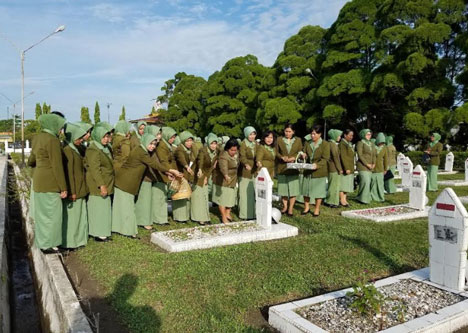 Persit KCK Koorcab Rem 031/Wb Ziarah Ke Taman Makam Pahlawan