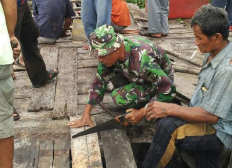 Babinsa Koramil 08/Mandah Karya Bhakti Perbaikan Jalan Jerambah Di Desa Belaras