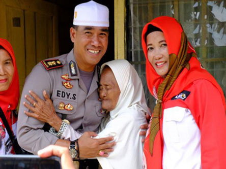 Hidup dari Belas Kasihan Tetangga, Tumirah Disambangi Tim Jumat Barokah