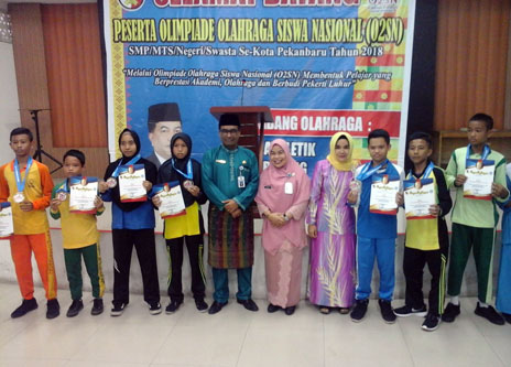Disdik Pekanbaru Serahkan Hadiah Pemenang O2SN Tingkat SMP