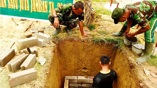 Koramil 02 Rambah Bangunkan 12 unit Jamban untuk Warga Kurang Mampu