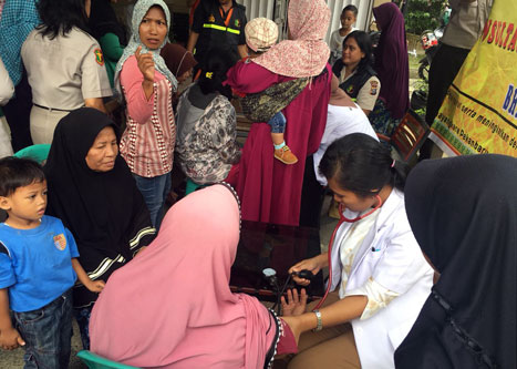 Tim Jumat Barokah Polresta Pekanbaru Kunjungi Kediaman Seorang Buruh Cuci Gosok