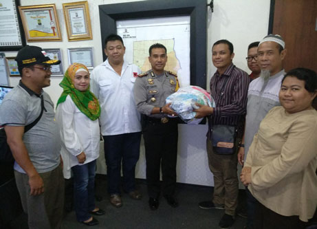 Komunitas Riau Peduli Serahkan Spanduk Tandatangan Masyarakat kepada Polri
