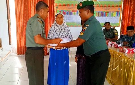 Koramil Rambah Serahkan Bantuan Beras Kepada Kaum Duafa