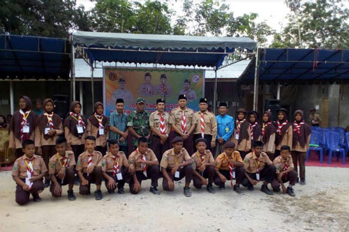 Babinsa Koramil Minas Bina Generasi Muda Dengan Pramuka