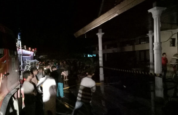 Bangunan Tua AKN Pelalawan Terbakar di Malam Pertama Ramadhan