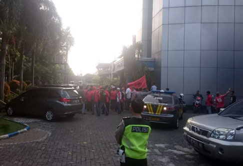 Massa PDIP Geruduk Kantor Radar Bogor Protes Berita Gaji Megawati di BPIP
