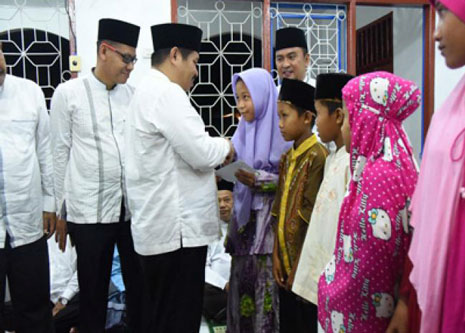 Safari di Kecamatan Bantan, Bupati Amril Santuni Kaum Dhuafa