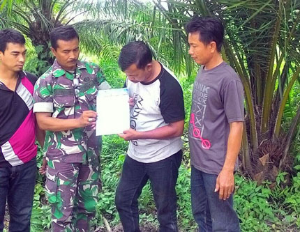 Babinsa Koramil 02/ Bukit Kapur Ingatkan Warga Akan Bahaya Karhutla
