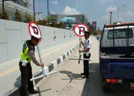Dishub Pasang Rambu Larangan Parkir Depan Mall Living World