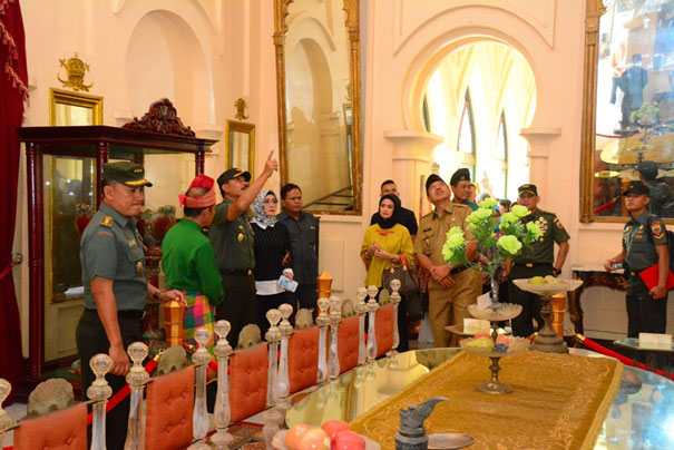 Pangdam I/BB Kunjungi Istana Siak Bersejarah
