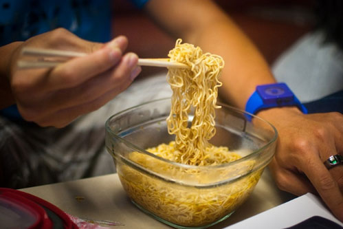 Meski Praktis, Ini 5 Fakta Dampak Buruk Sering Makan Mi Instan saat Sahur