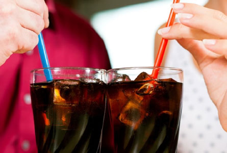Lepas Dahaga dengan Minum Soda di Perjalanan Mudik, Ini 8 Bahaya yang Mengintai