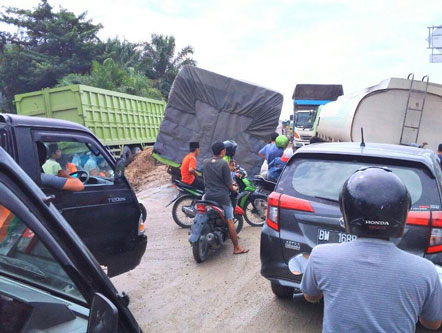 Jalan Kubang Raya Rusak Parah, Warga Minta Pemprov Tidak Berdiam Diri