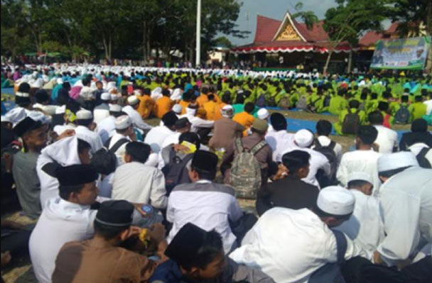 Dihadiri Ustadz Abdul Somad, Ribuan Siswa Kota Bangkinang Padati Lapangan Pelajar