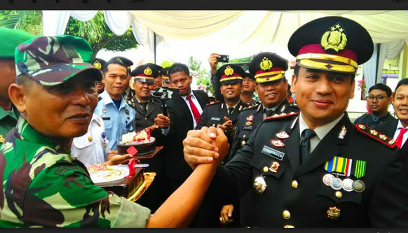 HUT Bhayangkara Ke-72, Danramil 02 Rambah Berikan Kue Ulang Tahun Kepada Kapolres Rohul