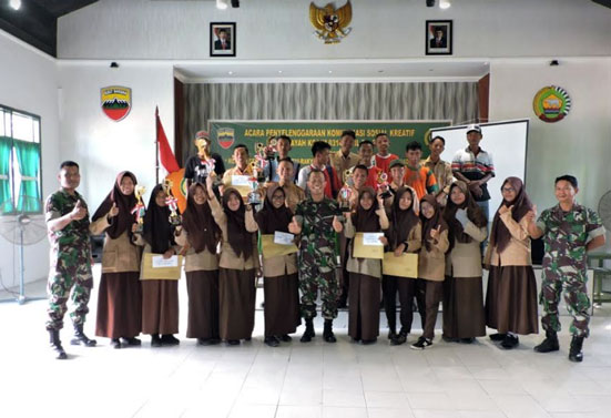 Dandim  0314/Inhil Menyerahkan Piala Pemenang Lomba Melukis