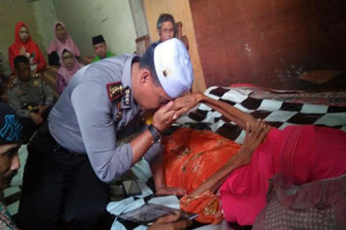 Tim Jumat Barokah Polresta Pekanbaru Sambangi Ibu Aisyah