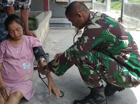 Tim Kesehatan Satgas TMMD Dumai Berikan Pelayanan Gratis Kepada Warga
