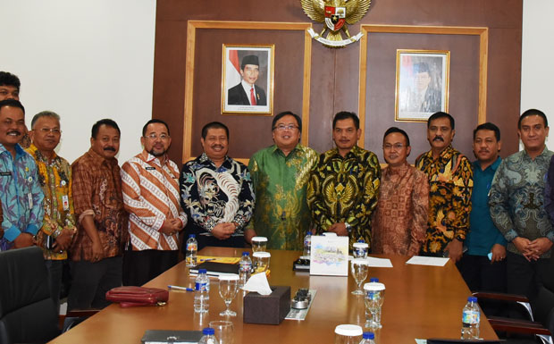 Bupati Amril Usulkan Rp1 Triliun Lebih untuk Penanganan Abrasi ke Menteri PPN