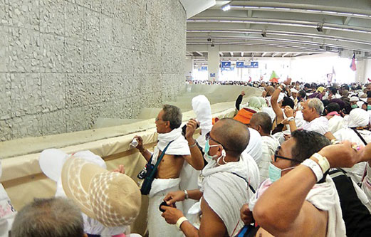 Jamaah Haji Melempar Jumrah Aqabah dan Lakukan Tawaf Ifadah