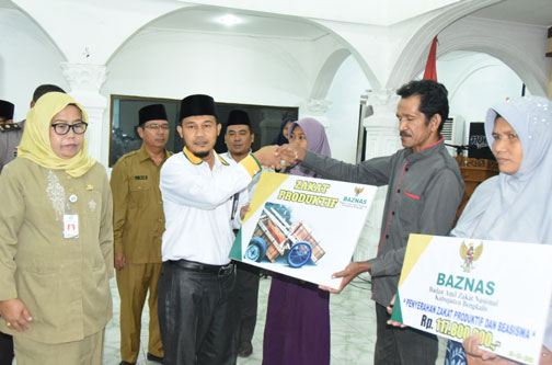 Baznas Bengkalis Salurkan Zakat Produktif, Konsumtif dan Beasiswa