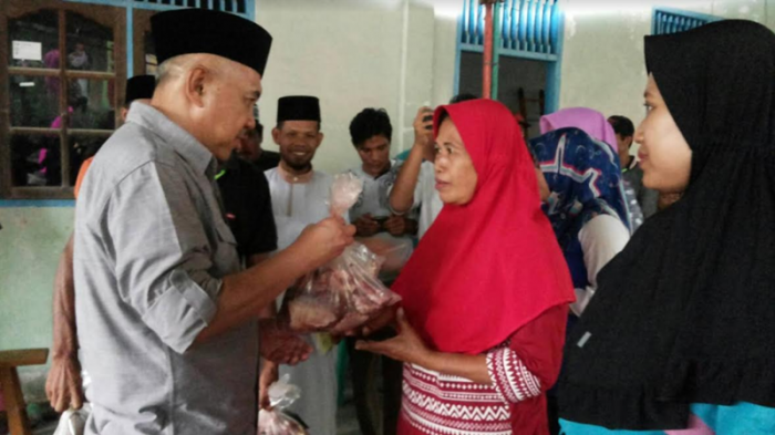 Gubri Serahkan Daging Kurban di Kota Dumai