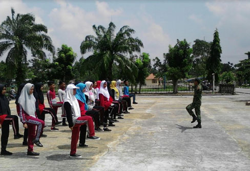 Babinsa Koramil 12/Pwk Sabak Auh Latih Paskibra Tingkat Kecamatan