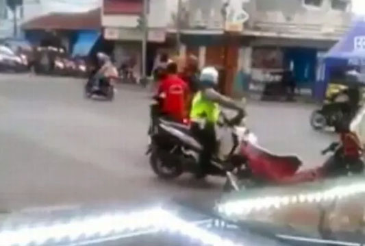 Pengendara Motor Tipu Polisi saat Mau Ditilang, Aksi Kaburnya Bikin Ngakak