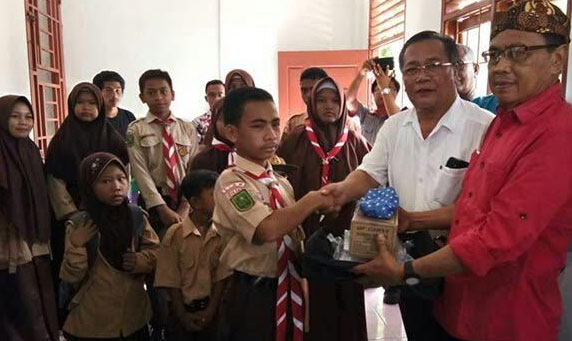 PT Ivomas Tunggal Serahkan Bantuan Untuk 262 Anak Usia Sekolah