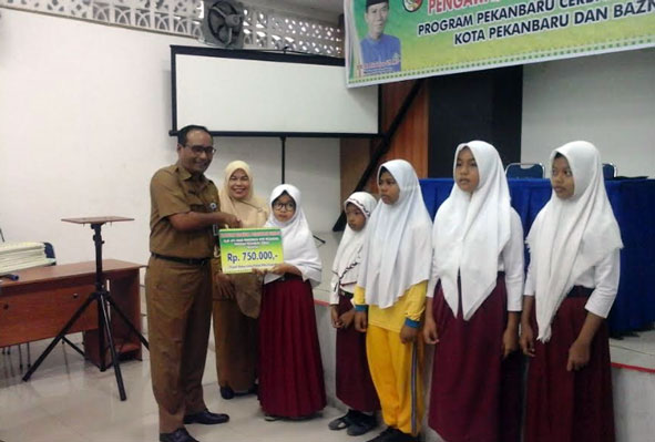 Sekretaris Disdik Pimpin Penyerahan Zakat Tahap IV Tahun 2018
