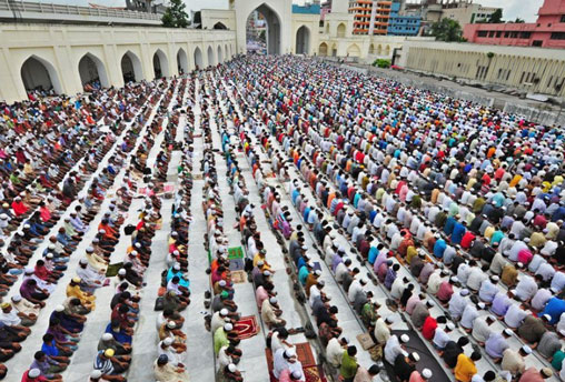 Stop Bermain HP saat Khotbah, Bikin Salat Jumat Kamu Sia-Sia