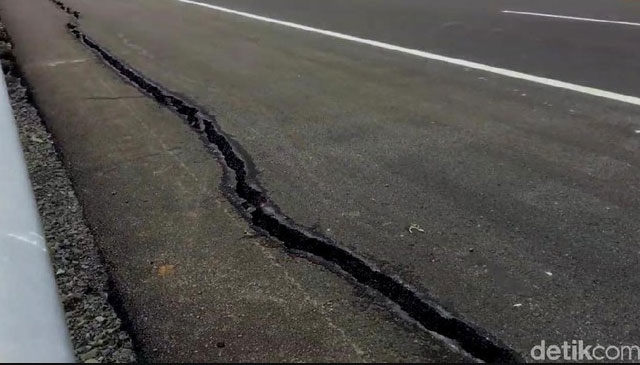 Sebulan Diresmikan Jokowi, Tol Pemalang-Batang Sudah Retak