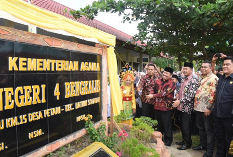 Bupati Amril Mukminin Resmikan MTs Negeri 4 Bengkalis
