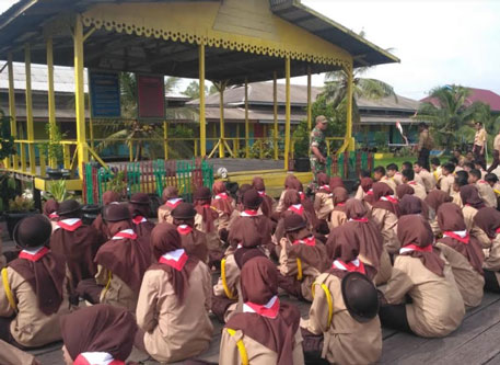 Danramil Tanah Merah Tanamkan Jiwa Nasionalisme Pada Generasi Muda