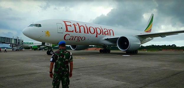 TNI AU Daratkan Paksa Pesawat B 777 Asing