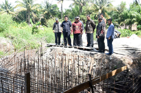 Bupati Amril Kecewa Melihat Pembangunan Box Culvert di Tegal Sari Ujung