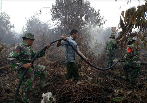 Prajurit Di Rohil Lakukan Pendinginan Pasca Karhutla Di Rimba Melintang