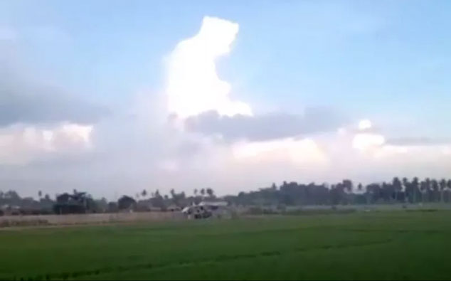 Awan Berbentuk seperti Orang Salat, Hebohkan Masyarakat NTB