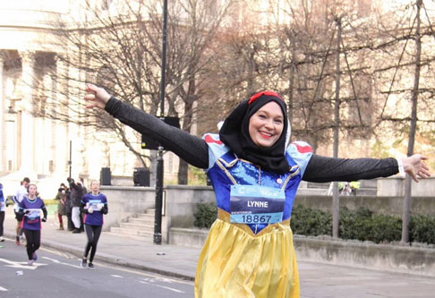 Hijaber Cantik Lari Marathon Pakai Kostum Snow White, Niatnya Sangat Mulia