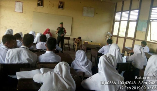 Babinsa Koramil 08/Mandah Berikan Bimbingan Wasbang di SMP Satu Atap Sendawa