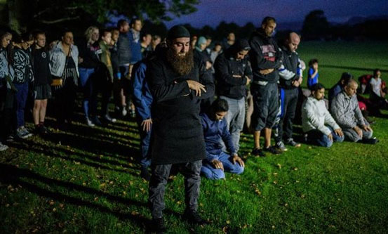 Warga Kawal Salat Umat Muslim di Depan Masjid Christchurch