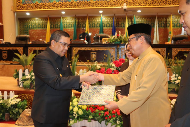 DPRD Riau Serahkan Rekomendasi Hasil Kerja Pansus LKPj 2018 Kepada Pemprov Riau
