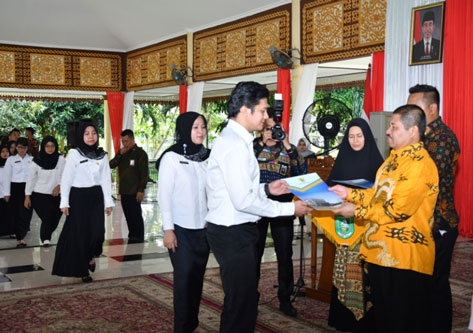 Bupati Bengkalis Amril Mukminin Serahkan 252 SK CPNS