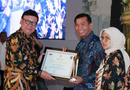 Walikota Pekanbaru Dianugrahi Penghargaan Satya Lencana Karya Bhakti Praja Nugraha