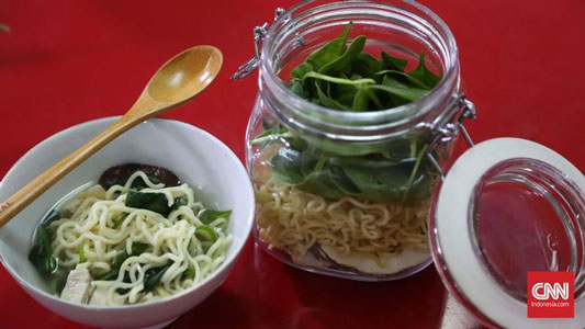 ‘Bahaya’ Makan Mi Instan Saat Sahur