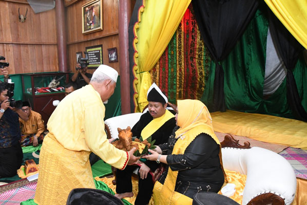 Bupati Amril Mukminin Terima Gelar Adat Datuk Monti Alam Dari Petua Suku Sakai