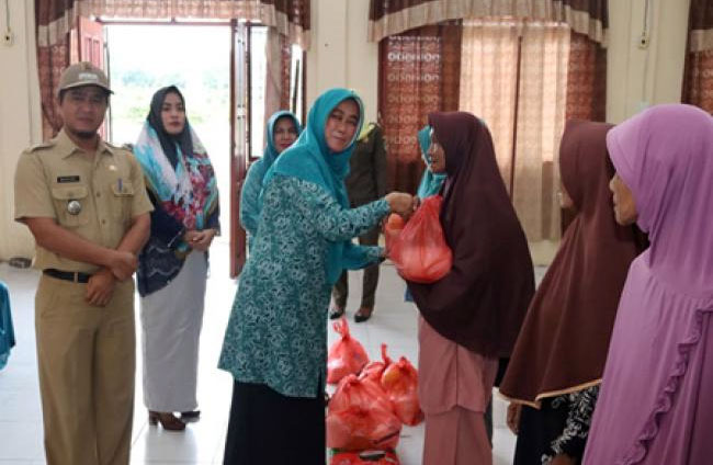 Gandeng BUMD, PKK Siak Bagikan Sembako untuk Kaum Dhuafa
