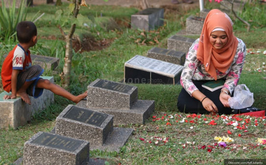 Tradisi Ziarah Kubur Jelang Ramadan, Ini Adab dan Doa yang Wajib Dipanjatkan